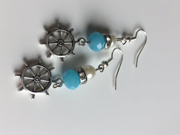 Boucles d’oreilles breloque argent gouvernail de bateau et bille de résine bleu et blanche Comme un ange