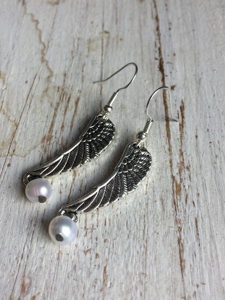 Boucles d’oreilles breloque aile d’ange argent avec perle blanche Comme un ange