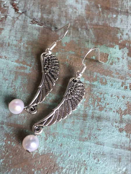 Boucles d’oreilles breloque aile d’ange argent avec perle blanche Comme un ange