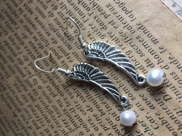 Boucles d’oreilles breloque aile d’ange argent avec perle blanche Comme un ange