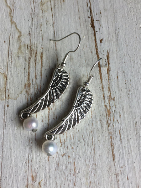 Boucles d’oreilles breloque aile d’ange argent avec perle blanche Comme un ange