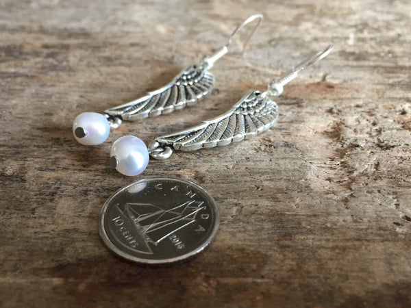 Boucles d’oreilles breloque aile d’ange argent avec perle blanche Comme un ange
