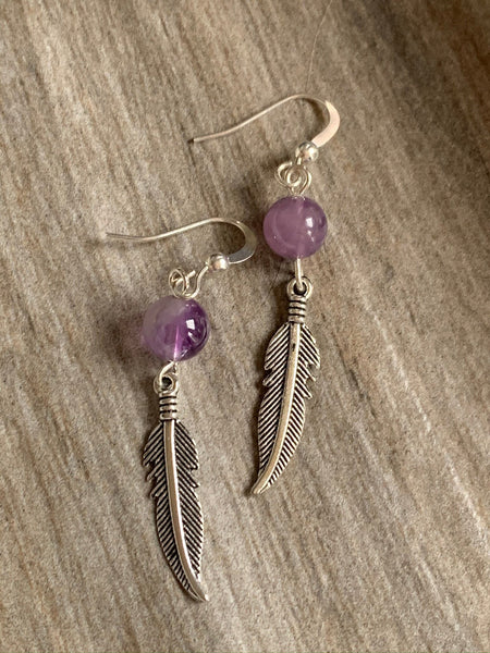 Boucles d’oreilles breloque plume en argent et bille d’améthyste mauve Comme un ange