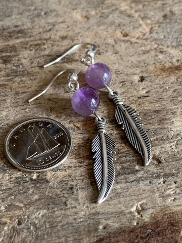 Boucles d’oreilles breloque plume en argent et bille d’améthyste mauve