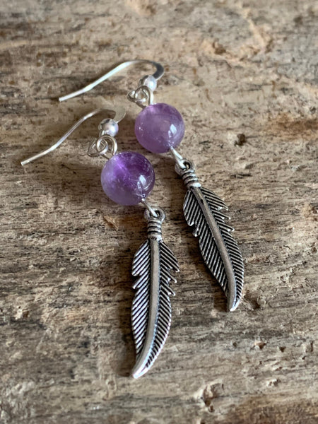 Boucles d’oreilles breloque plume en argent et bille d’améthyste mauve Comme un ange