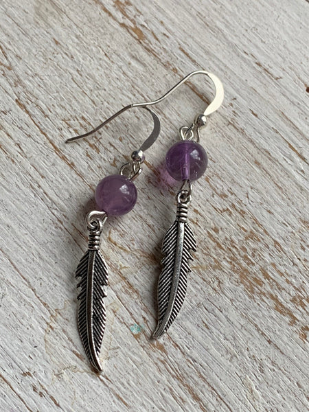 Boucles d’oreilles breloque plume en argent et bille d’améthyste mauve Comme un ange