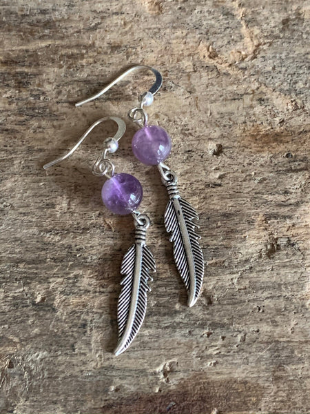Boucles d’oreilles breloque plume en argent et bille d’améthyste mauve Comme un ange