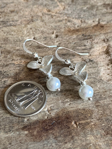 Boucles d’oreilles breloque fleur argent et perle blanche Comme un ange