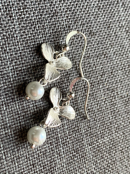 Boucles d’oreilles breloque fleur argent et perle blanche Comme un ange