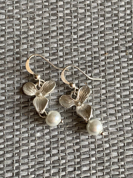 Boucles d’oreilles breloque fleur argent et perle blanche Comme un ange