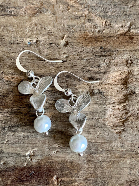 Boucles d’oreilles breloque fleur argent et perle blanche Comme un ange