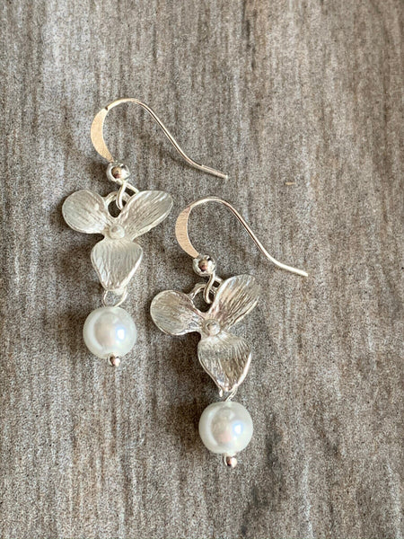Boucles d’oreilles breloque fleur argent et perle blanche Comme un ange