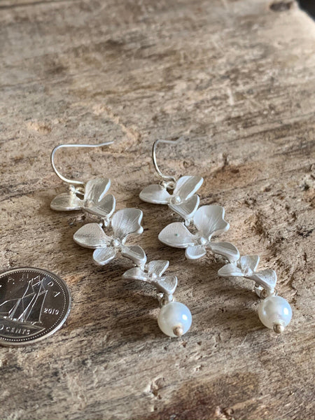 Boucles d’oreilles breloque fleur argent et perle Comme un ange