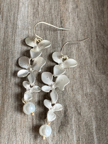 Boucles d’oreilles breloque fleur argent et perle Comme un ange