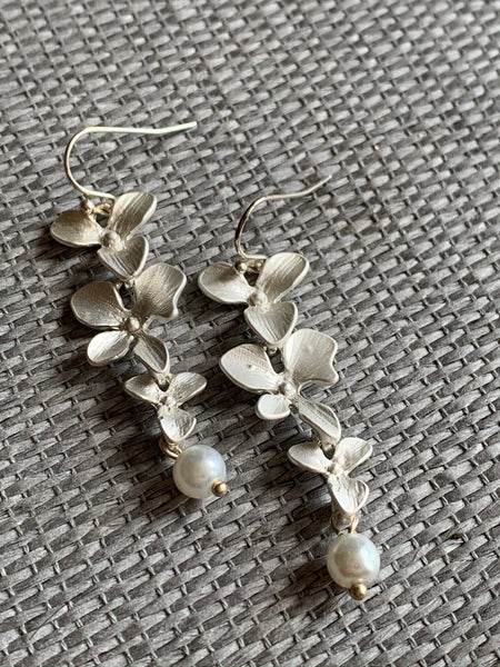 Boucles d’oreilles breloque fleur argent et perle Comme un ange