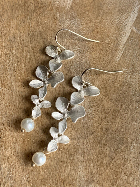Boucles d’oreilles breloque fleur argent et perle Comme un ange