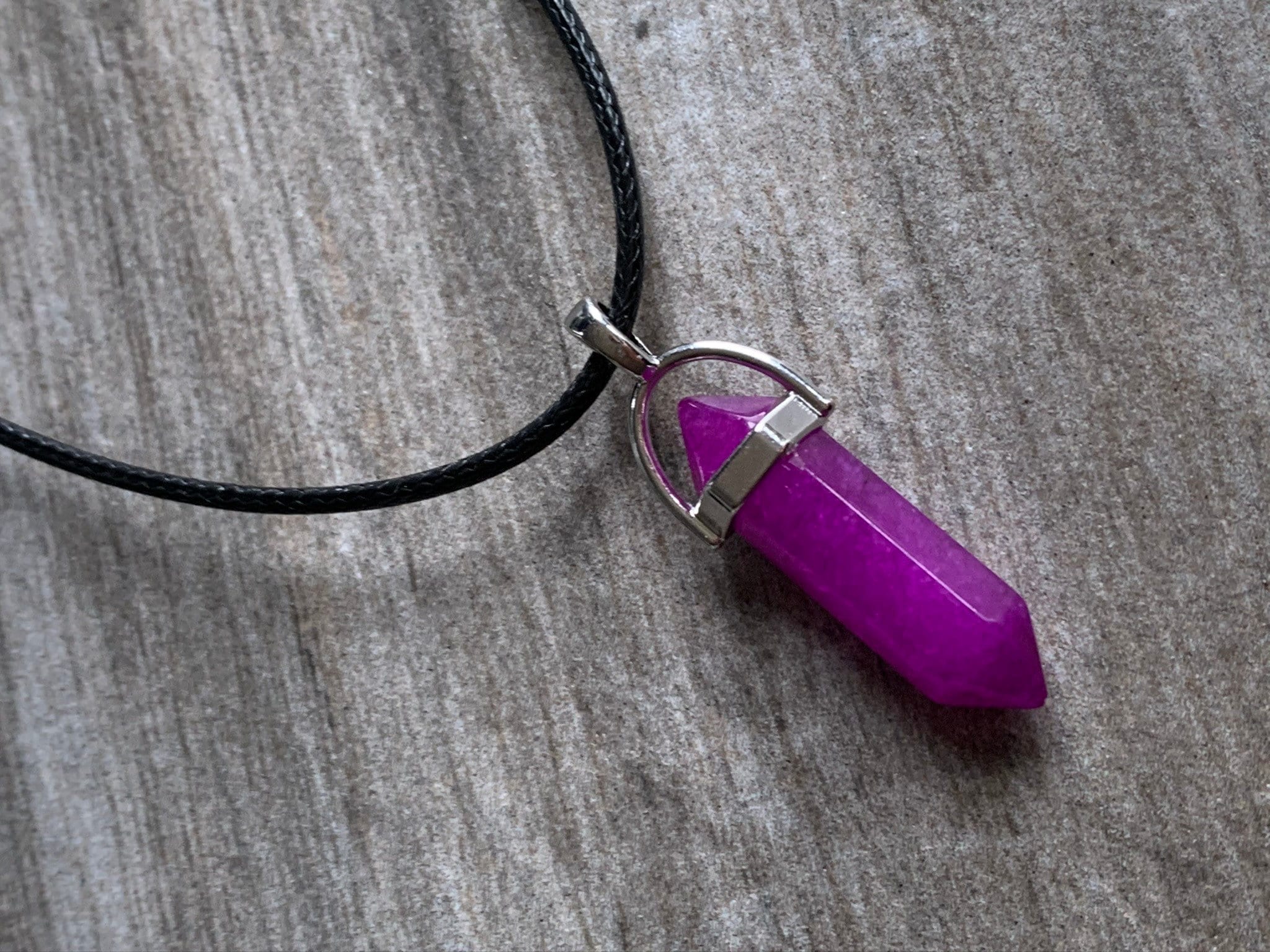 Collier breloque pendule pierre mauve et corde de cuir noir Comme un ange