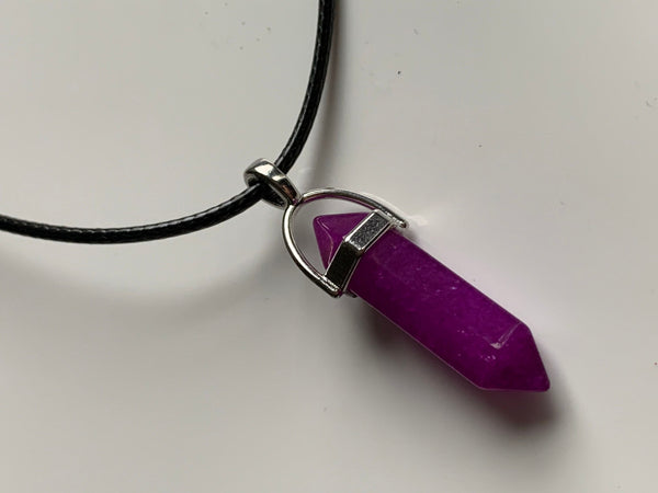 Collier breloque pendule pierre mauve et corde de cuir noir Comme un ange