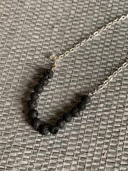 Collier pierres de lave noires et chaîne de métal argent bijoux diffuseur Comme un ange