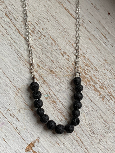 Collier pierres de lave noires et chaîne de métal argent bijoux diffuseur