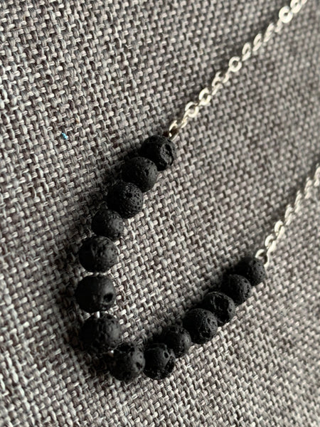 Collier pierres de lave noires et chaîne de métal argent bijoux diffuseur