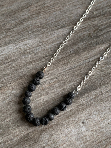 Collier pierres de lave noires et chaîne de métal argent bijoux diffuseur