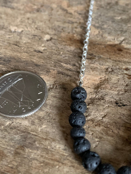 Collier pierres de lave noires et chaîne de métal argent bijoux diffuseur Comme un ange