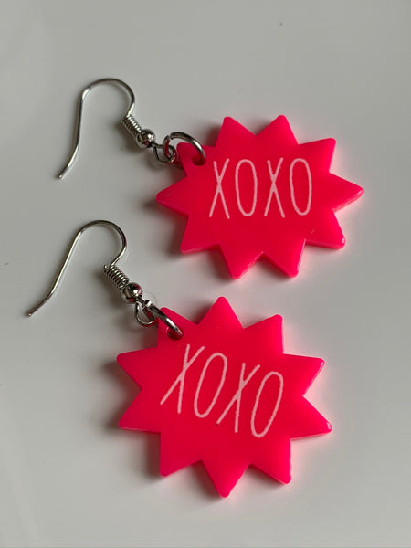 Boucles d’oreilles breloque rose fluo xoxo Comme un ange