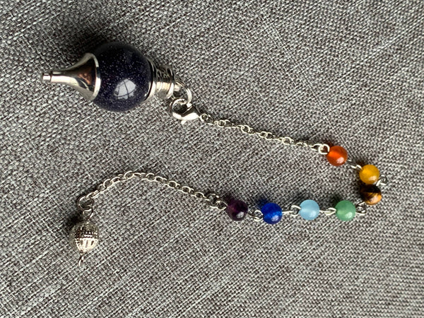 Pendule pierre bleu brillante sur chaîne argent et billes de résine arc-en-ciel chackras Comme un ange