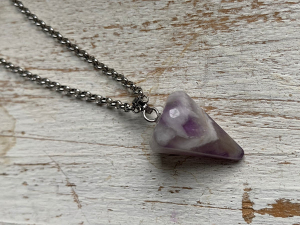 Collier pendule breloque pierre mauve amethyste