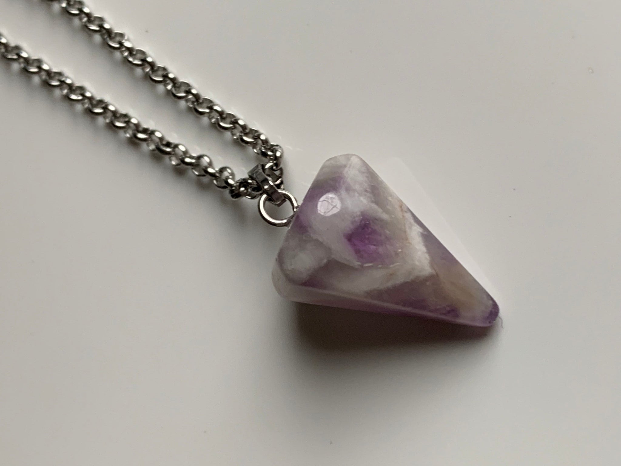 Collier pendule breloque pierre mauve amethyste