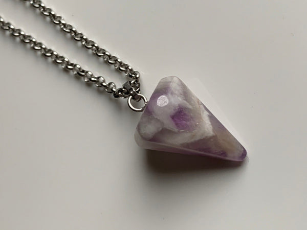 Collier pendule breloque pierre mauve amethyste