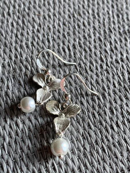 Boucles d’oreilles breloque fleur argent et perle blanche Comme un ange