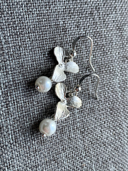 Boucles d’oreilles breloque fleur argent et perle blanche Comme un ange