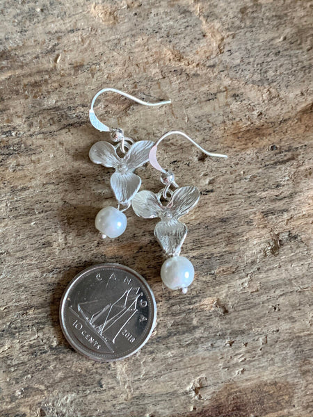 Boucles d’oreilles breloque fleur argent et perle blanche Comme un ange