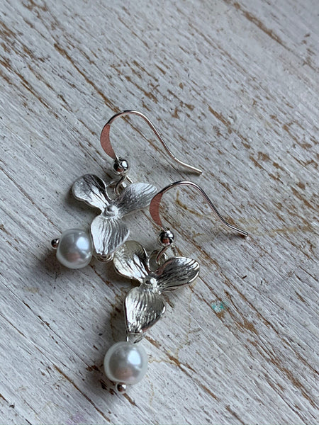 Boucles d’oreilles breloque fleur argent et perle blanche Comme un ange