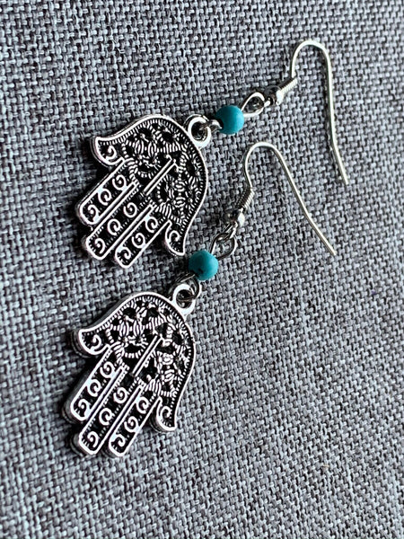 Boucles d’oreilles breloque symbole main de fatma argent et bille de résine turquoise Comme un ange