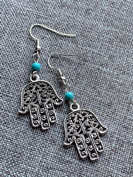 Boucles d’oreilles breloque symbole main de fatma argent et bille de résine turquoise Comme un ange