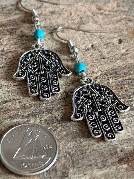 Boucles d’oreilles breloque symbole main de fatma argent et bille de résine turquoise Comme un ange