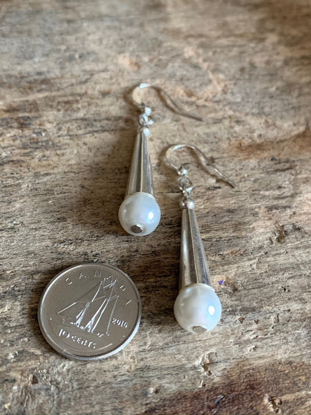 Boucles d’oreilles breloque argent et perle blanche Comme un ange