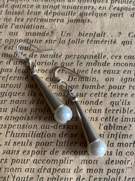 Boucles d’oreilles breloque argent et perle blanche Comme un ange