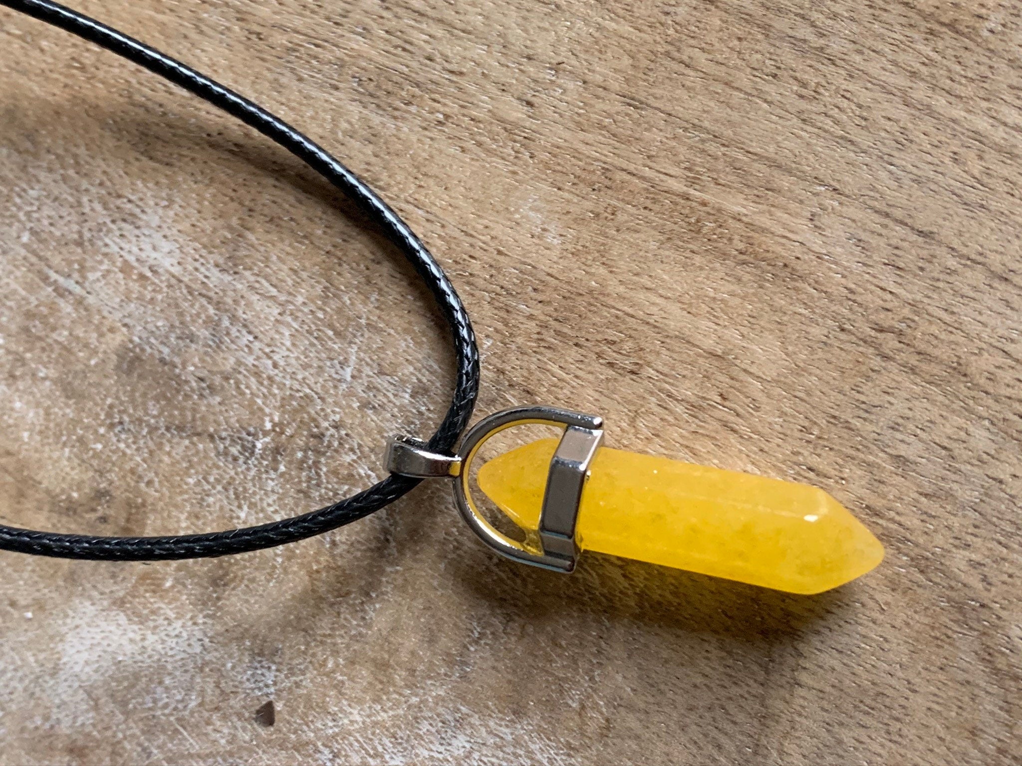 Collier pendule jaune sur corde de cuir pendulum mystique Comme un ange