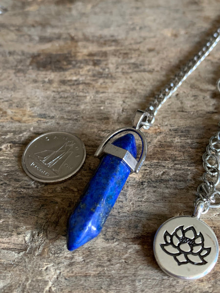 Pendule pierre bleue sur chaîne argent et breloque fleur de lotus