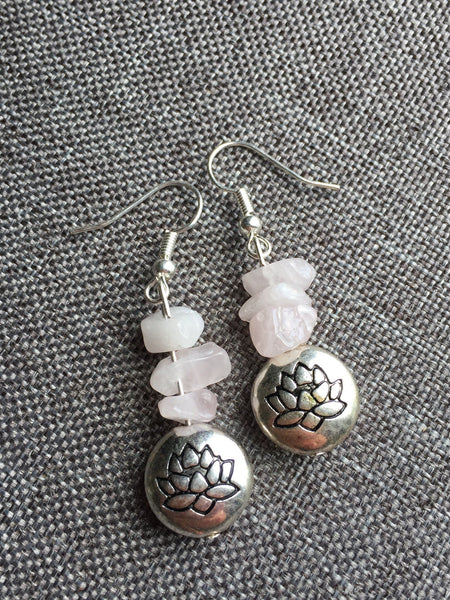 Boucles d’oreilles breloque argent fleur de lotus et pierre de quartz rose Comme un ange