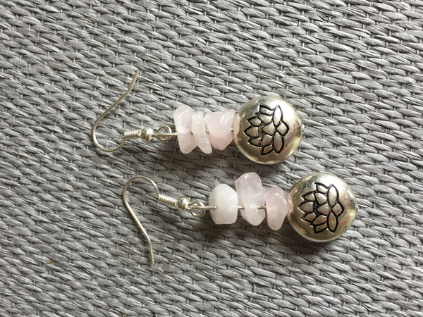 Boucles d’oreilles breloque argent fleur de lotus et pierre de quartz rose Comme un ange