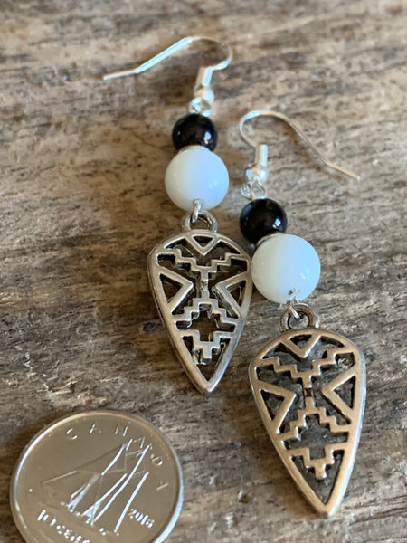 Boucles d’oreilles breloque argent et bille de résine noire et blanche Comme un ange