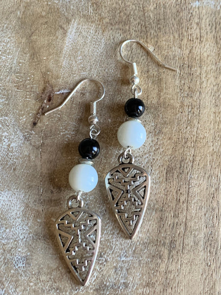 Boucles d’oreilles breloque argent et bille de résine noire et blanche Comme un ange