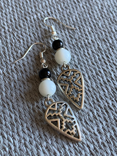Boucles d’oreilles breloque argent et bille de résine noire et blanche Comme un ange