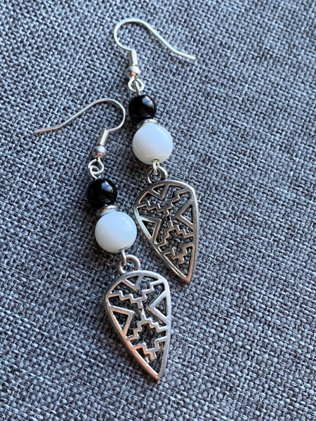 Boucles d’oreilles breloque argent et bille de résine noire et blanche Comme un ange