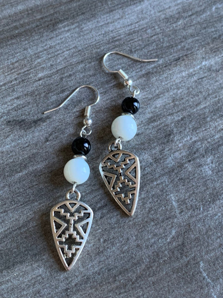 Boucles d’oreilles breloque argent et bille de résine noire et blanche Comme un ange